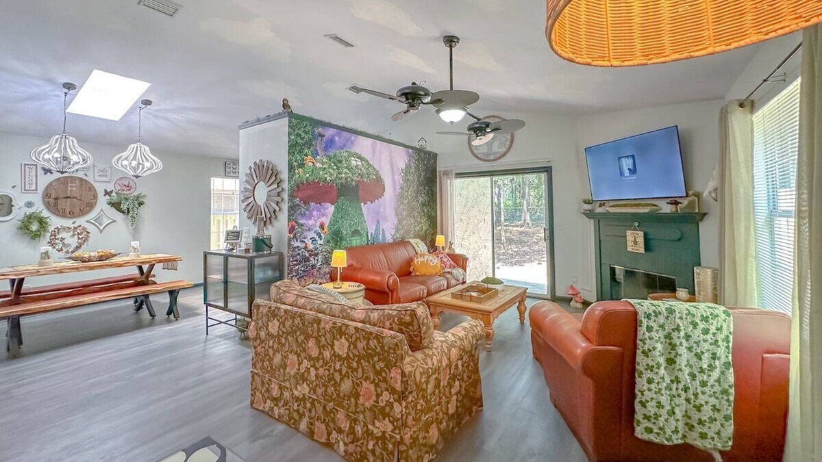 Tallahassee House | Game Room-Dogs-Fence yrd- King Bed