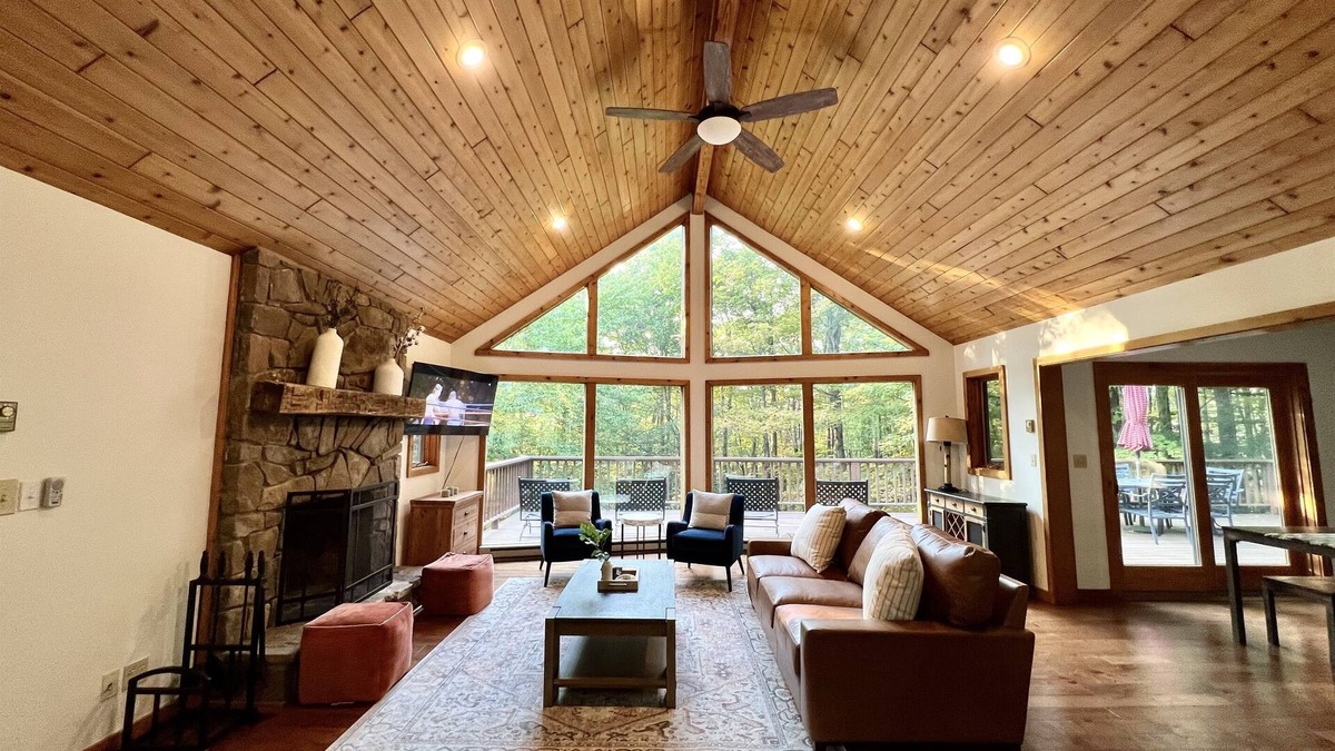 Old Timberline Cabin | Game room + EV Charger + 7 mins drive to Slopes