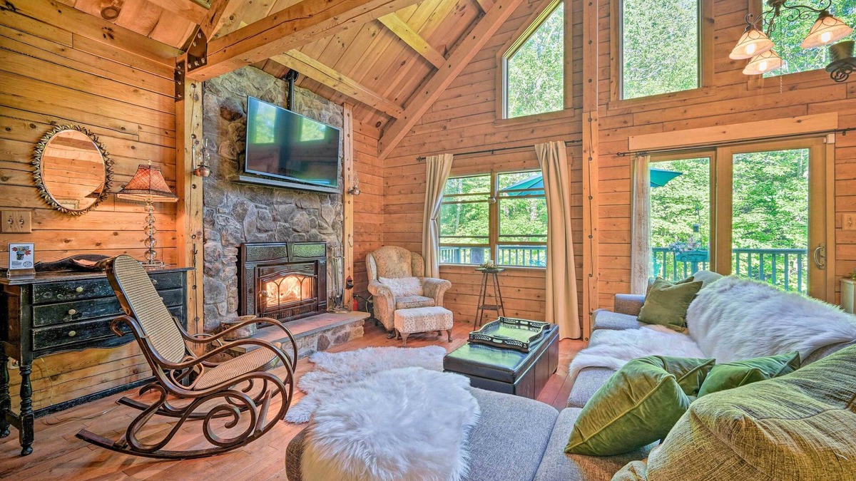West Dover Cabin | Game Room & Hot Tub: Pet-Friendly Mount Snow Gem