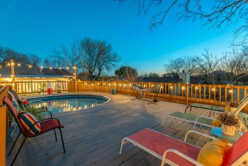 Medical Center District House | Game Room, Pool & Fire Pit At The Medical Center