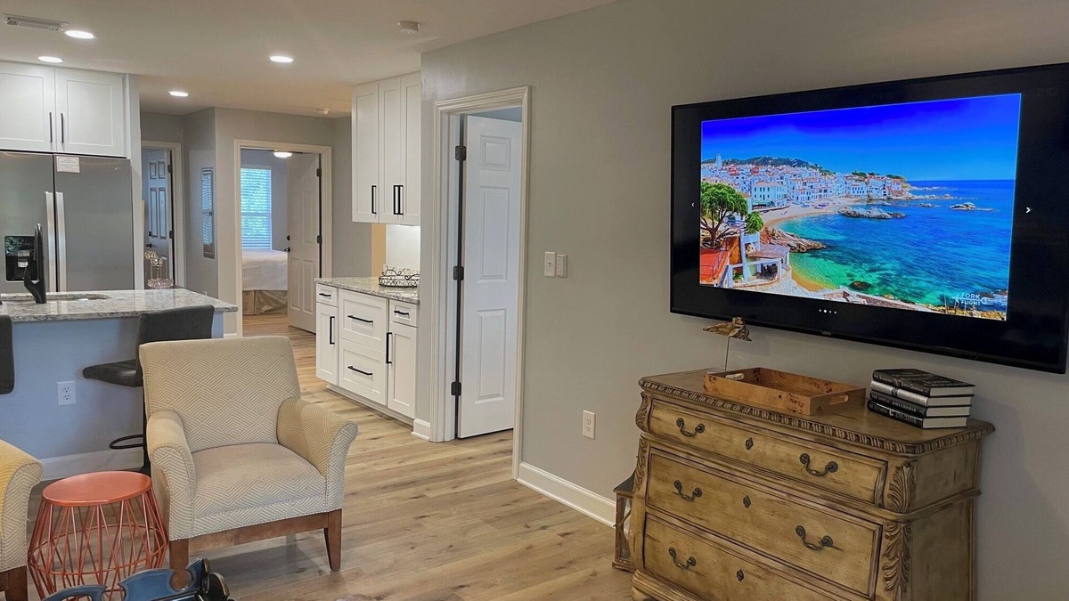 Seneca Condo | GAMEDAY GETAWAY! Marvelous 4-bedroom condo in Seneca with AC, fitness room, WiFi