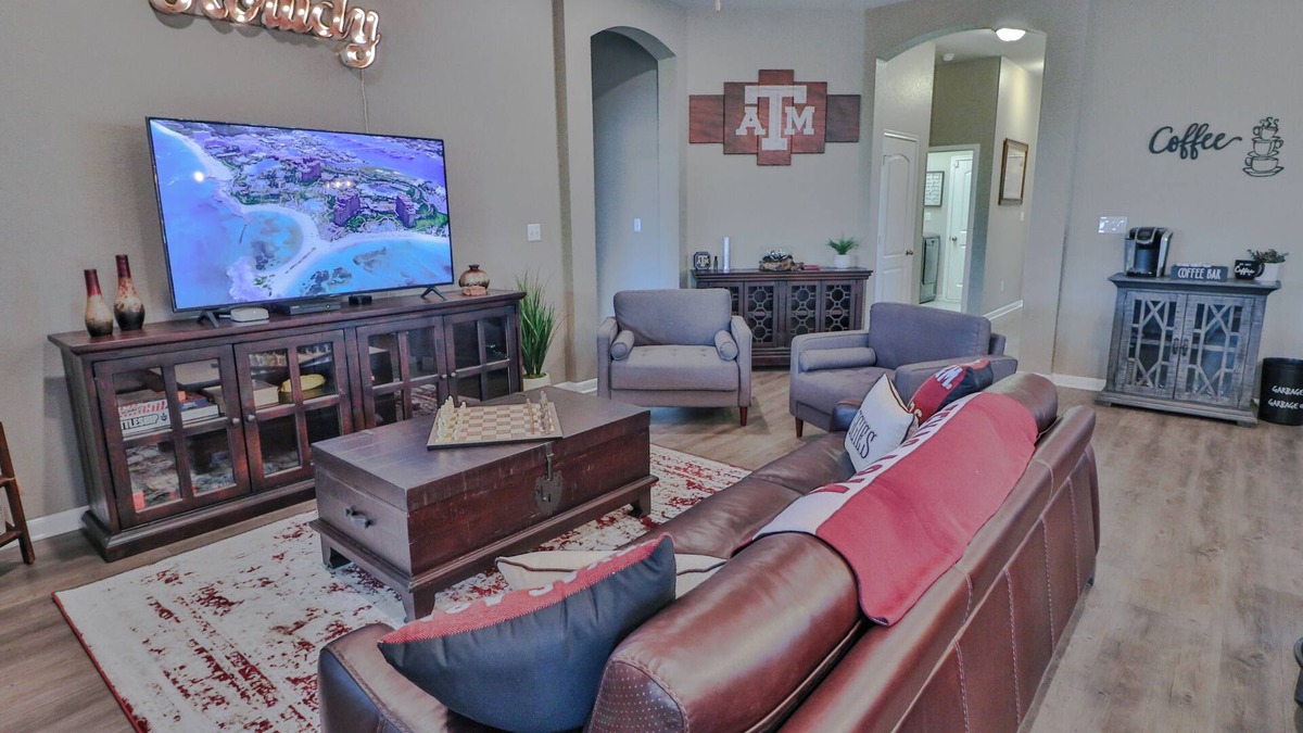 College Station House | Gameday or weekend getaway. Approx 6 miles from Kyle Field & Tx. A&M University