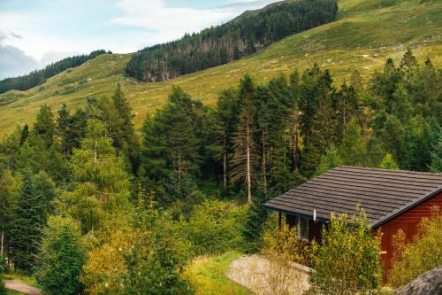 Crianlarich Ski Chalet | Gamekeeper Lodge loch and mountain view free wifi