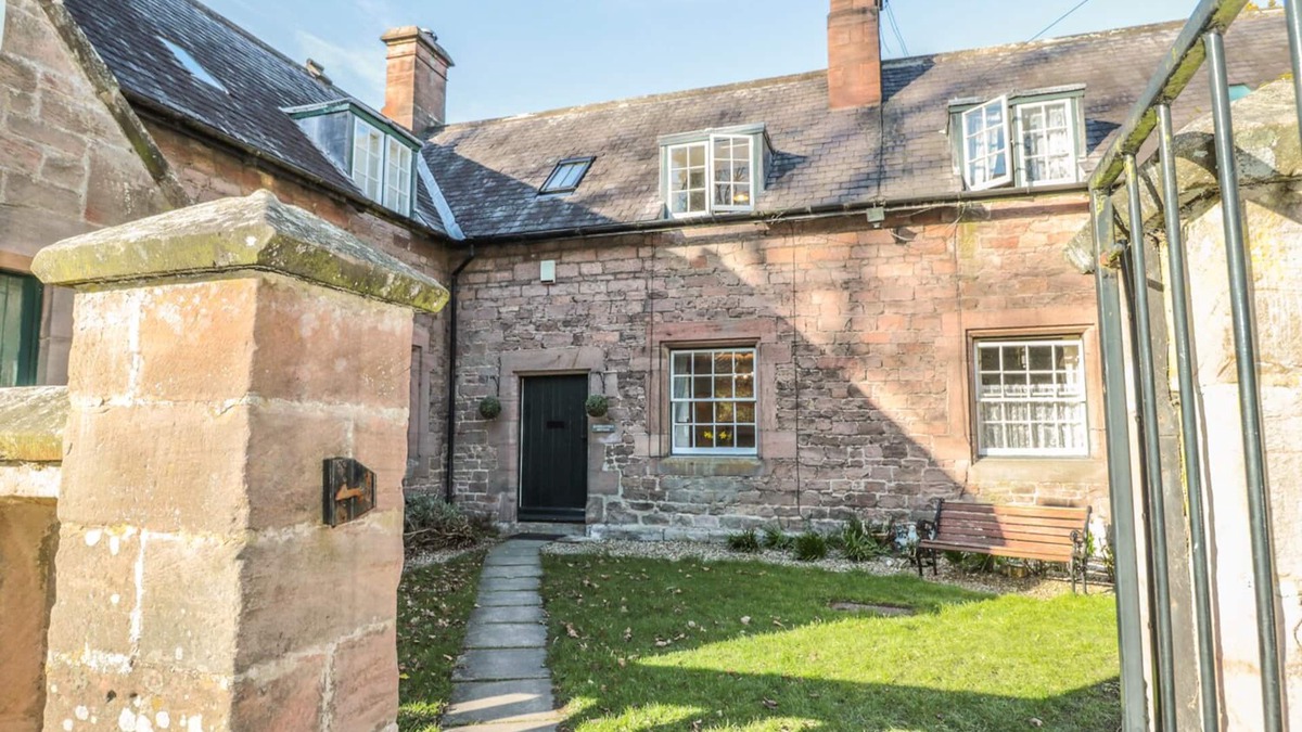 Chillingham Cottage | GAMEKEEPERS COTTAGE, pet friendly, with open fire in Chatton