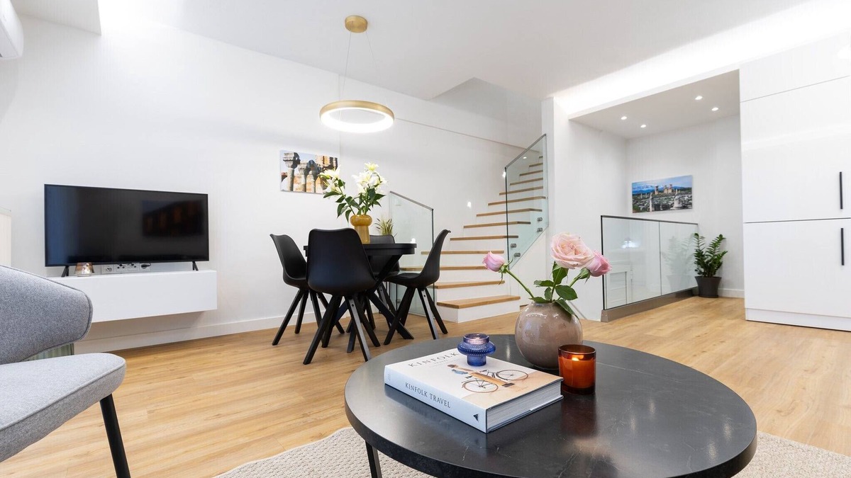 Kavala House | Ganzes Ferienhaus auf Drei Stockwerte in der Altstadt. Neubau mit Garage!