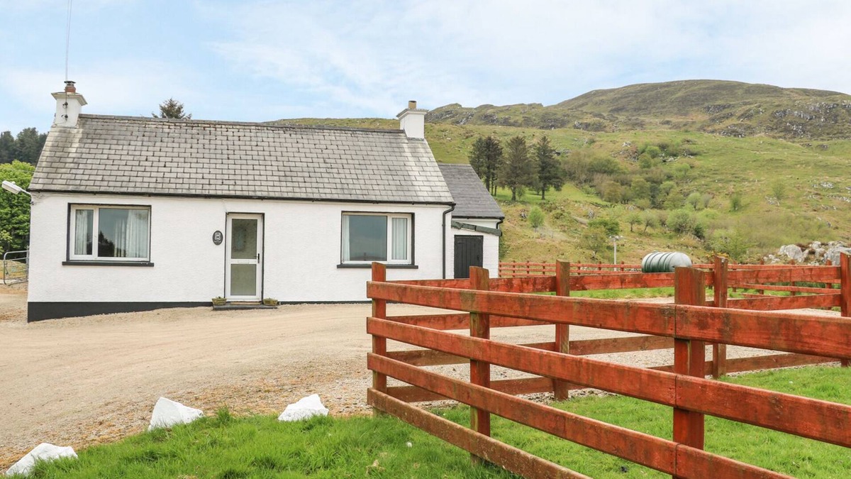 Rathmullan Cottage | GAPPLE COTTAGE, family friendly in Rathmullan, County Donegal
