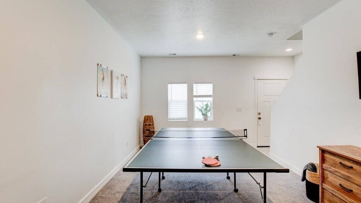 Vineyard House | Garage, Game Room, King Bednn