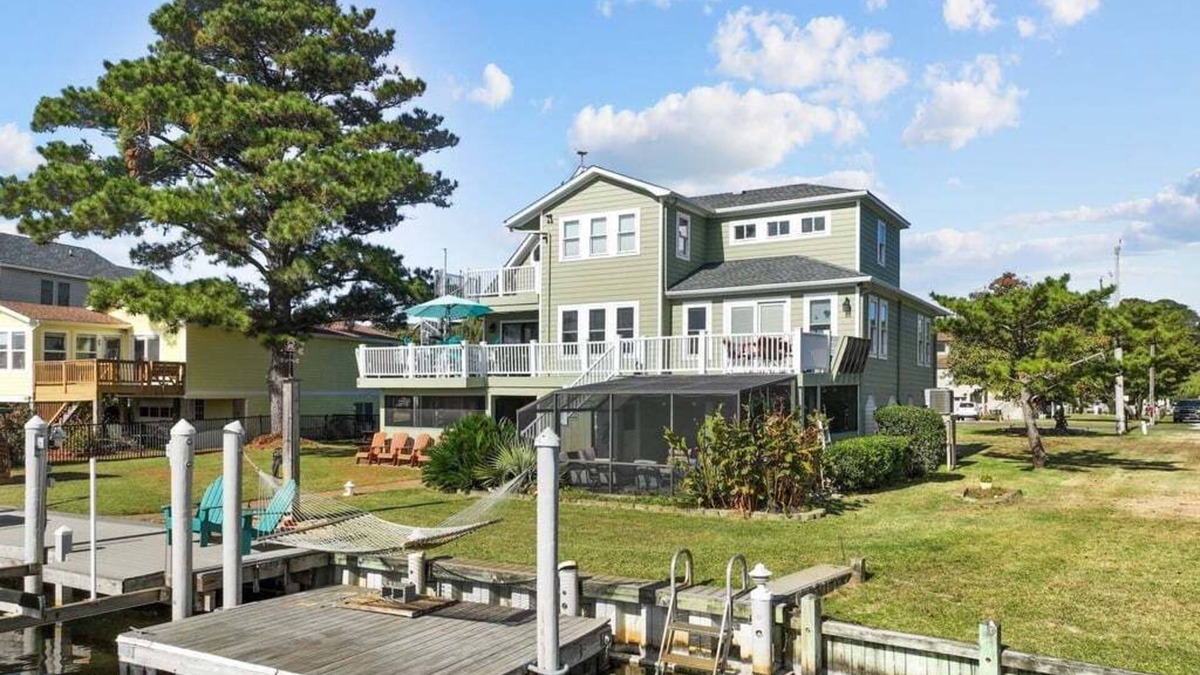 Colington Harbour House | Garber Harbor in Colington Harbor Waterfront Canal Hot Tub Jimmy Buffett Bar