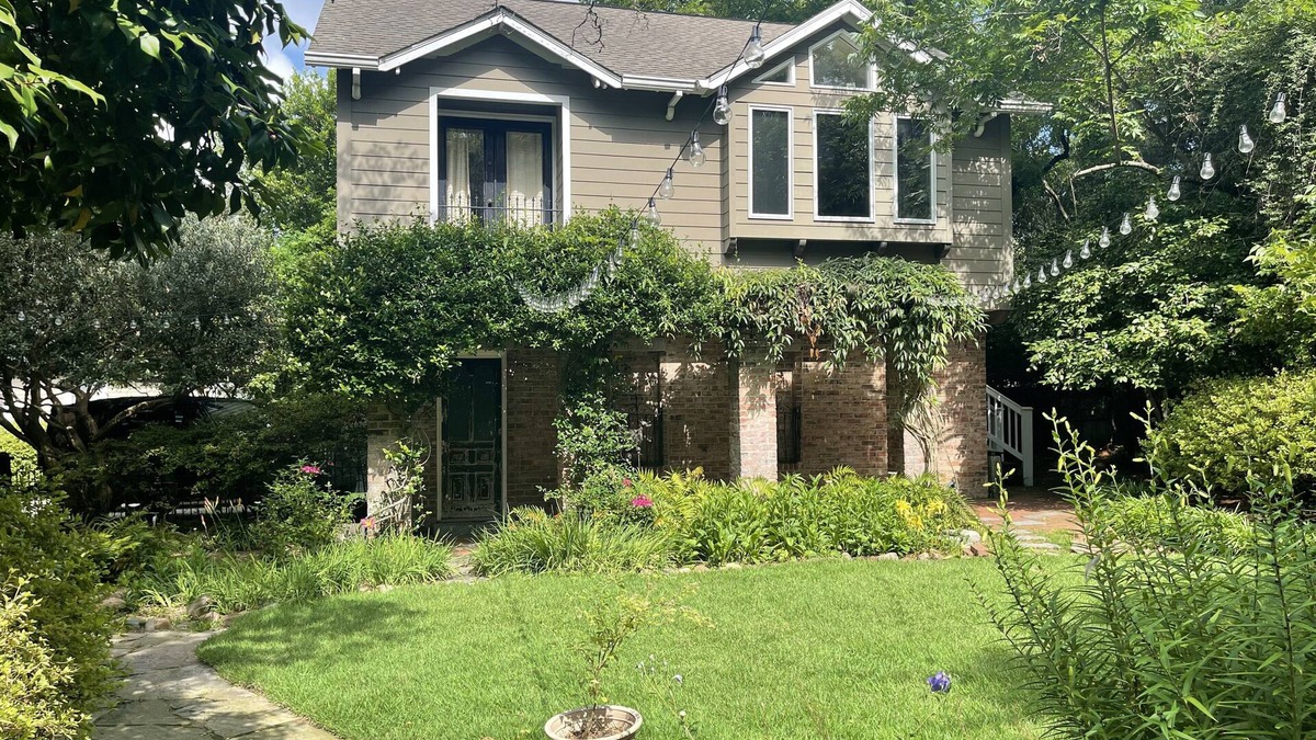 Old Shandon Cottage | Garden 1BR Cottage off Devine St in Historic Columbia home