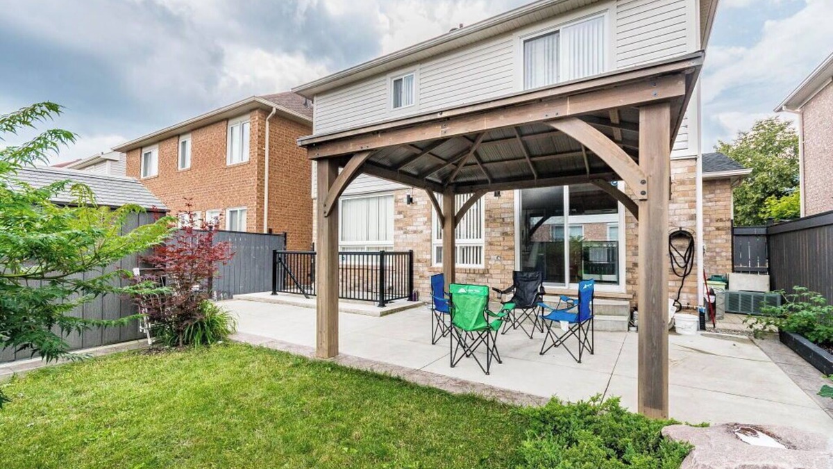 Brampton Apartment | Garden 2 Bedroom Apartment - Free Parking/Wifi/Laundry/Workstation