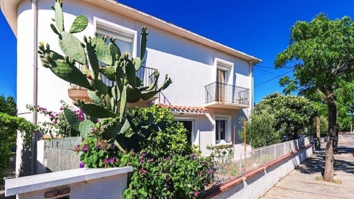 Le Grand Large Apartment | Garden and. Beach 2 steps away!