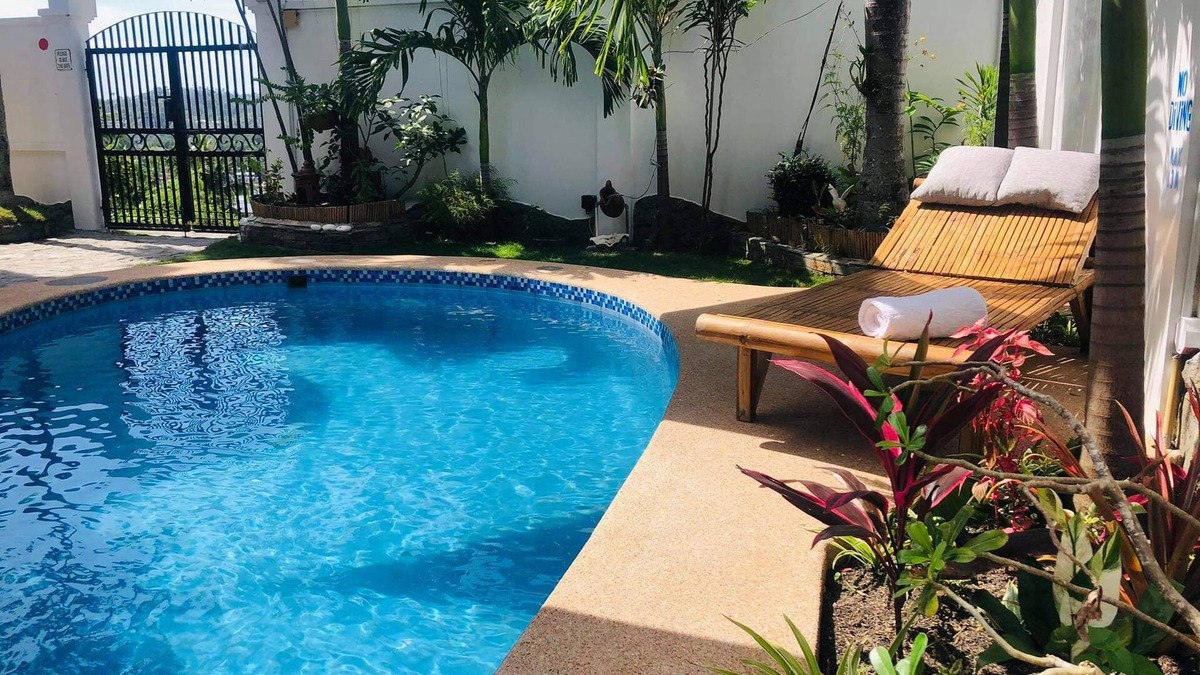 Puerto Galera Apartment | Garden and pool view apartment