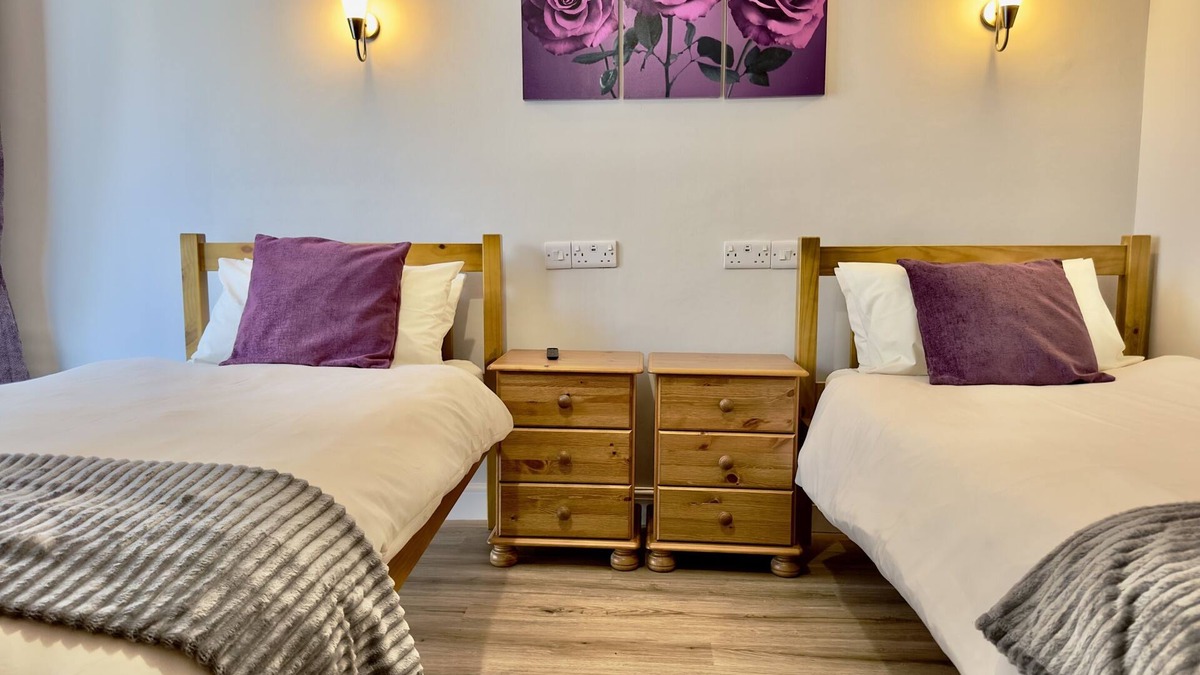 Weston-super-Mare Apartment | Garden Apartment three bedroom