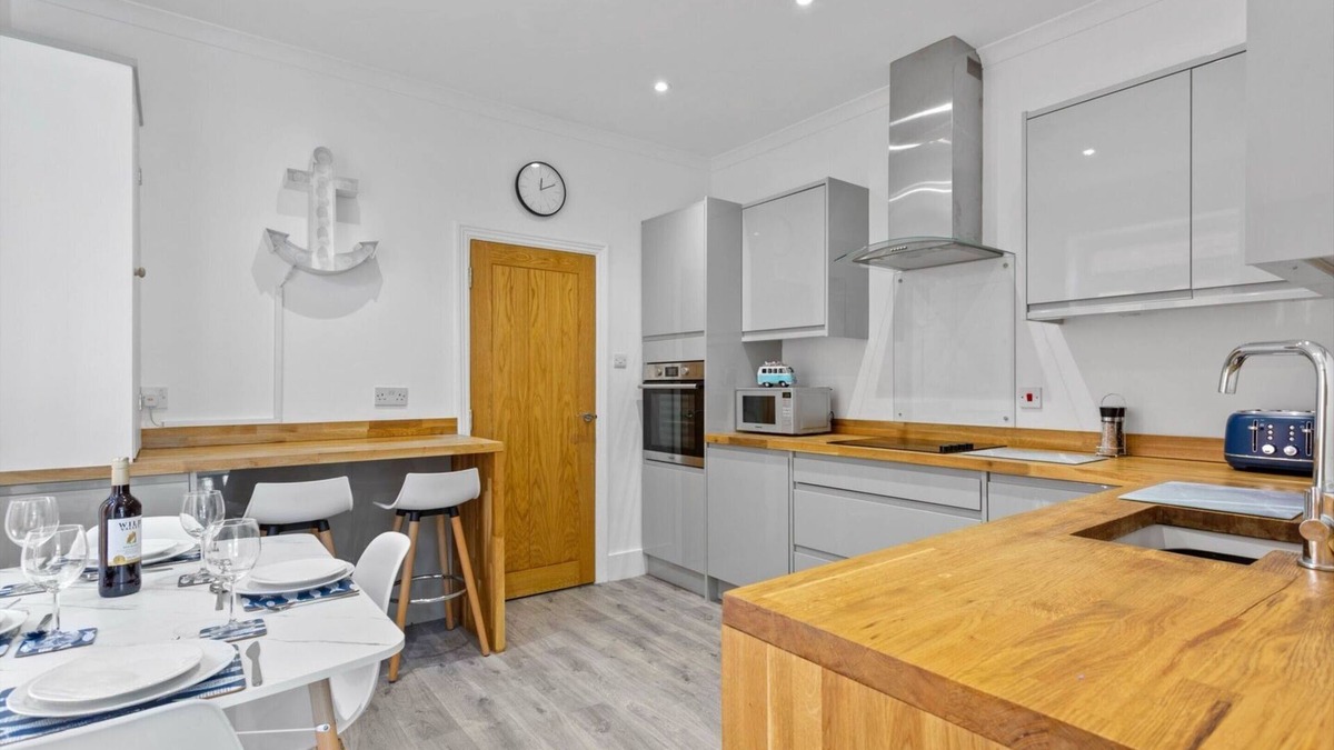 Hythe Apartment | Garden apartment with parking seconds from beach!