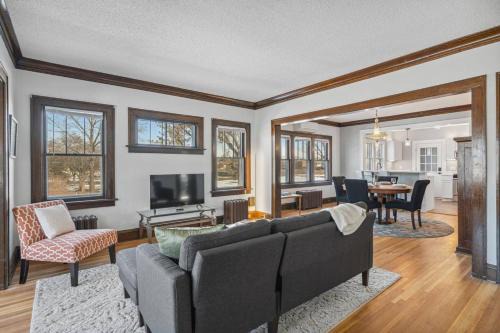 Bryant Apartment | Garden Apt, Majestic MPLS Duplex