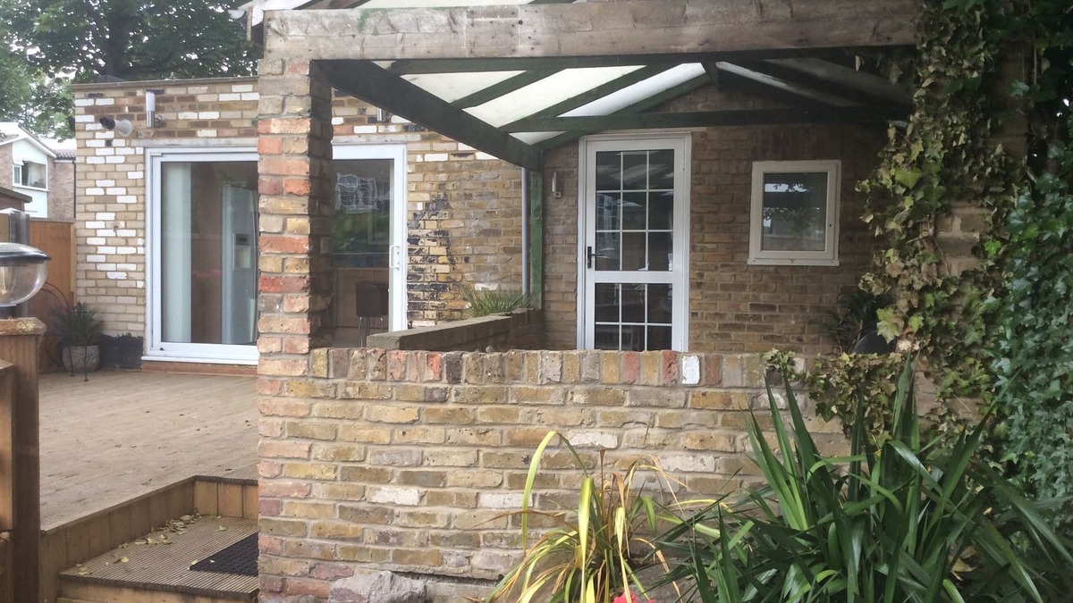 Bushey House | Garden bungalow - dog friendly