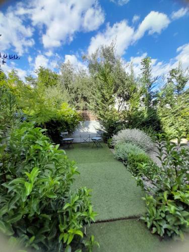 Anatolikos Sinikismos Apartment | Garden by the Sea