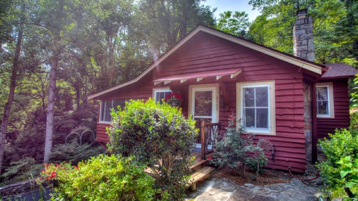 Laurel Park Cottage | Garden Cottage, 1940's Updated Vacation Cottage, Awesome Carolina Room!