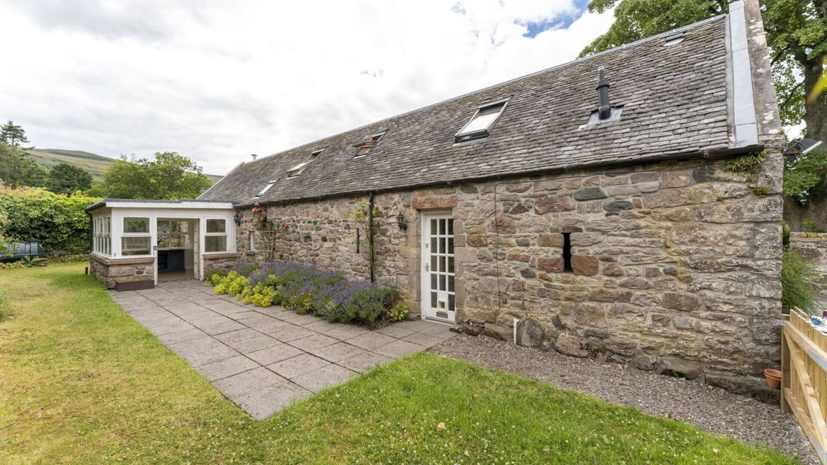 Gargunnock Cottage | Garden Cottage - a cottage that sleeps 6 guests in 3 bedrooms