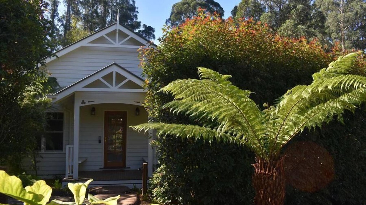 Mount Dandenong Cottage | Garden Cottage - Luxury romantic hideaway and decadent private spa room