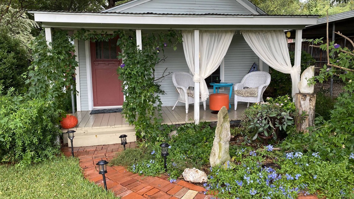 Oak Cliff Cottage | Garden Cottage, Far From The Maddening Crowd but so close to the night life!