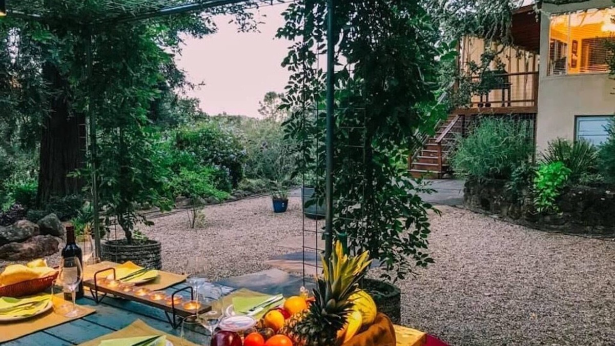 Deer Park Cottage | GARDEN COTTAGE OVERLOOKING VINEYARDS AND FOREST