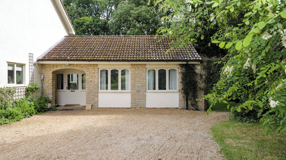 Acton Turville Cottage | GARDEN COTTAGE, pet friendly, with a garden in Acton Turville