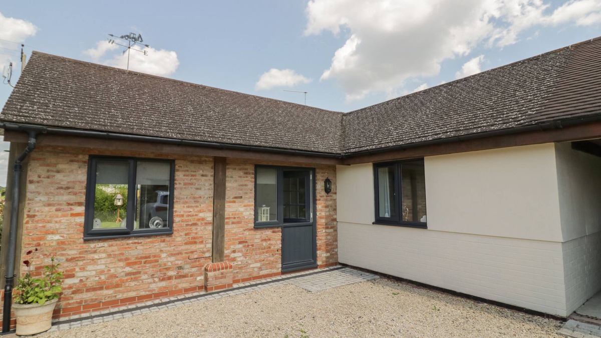 Ripple Cottage | GARDEN COTTAGE, romantic, with a garden in Upton Upon Severn