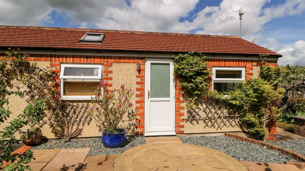 Ilkley Cottage | GARDEN COTTAGE, romantic, with a garden in Ilkley