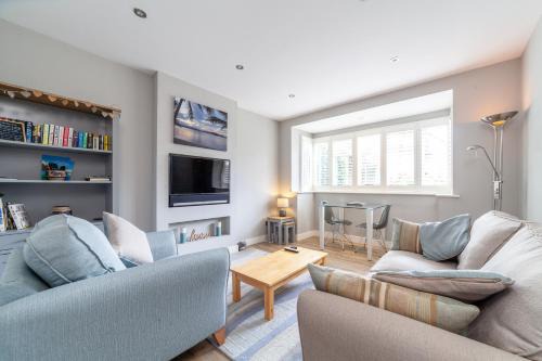 Tudor Apartment | Garden Flat short walk to Kingston & Richmond Park