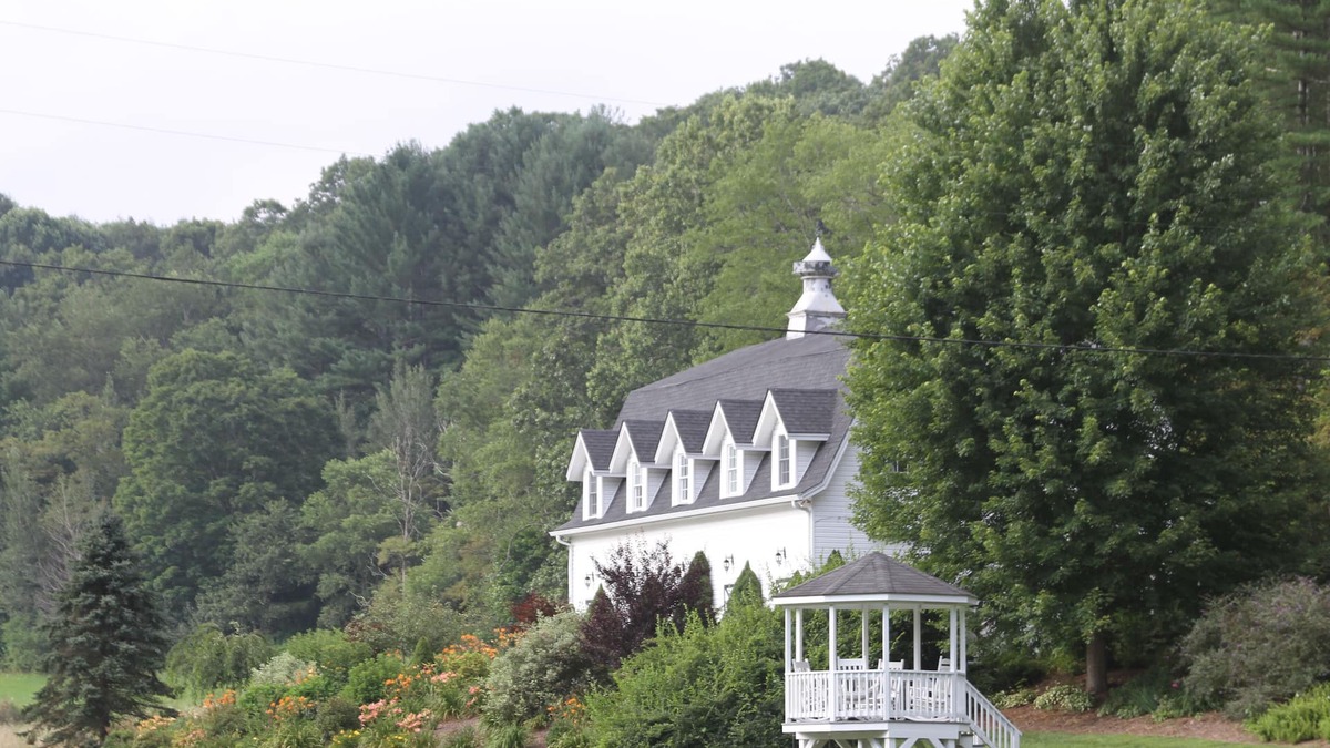 Fleetwood House | "Garden Gate Barn Loft" - Luxurious Couple's Getaway on the New River