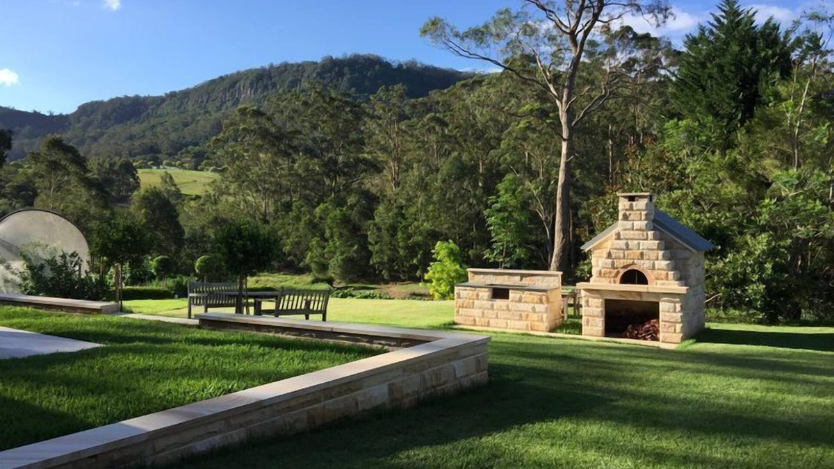 Cambewarra Cottage | Garden Hill Retreat: Beautiful Sandstone Cottage: Swimming pool & Tennis court
