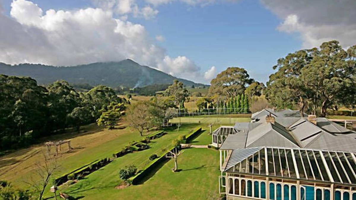 Cambewarra House | Garden Hill Spa Retreat: Beautiful Sandstone Cottage: Swimming pool/Tennis court