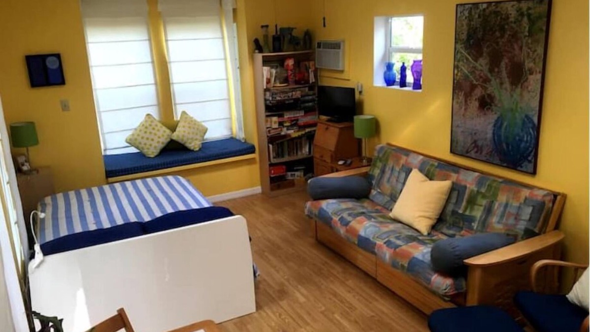 Colonialtown North Cottage | Garden House - jacuzzi, skylights, window seat, near restaurants & culture