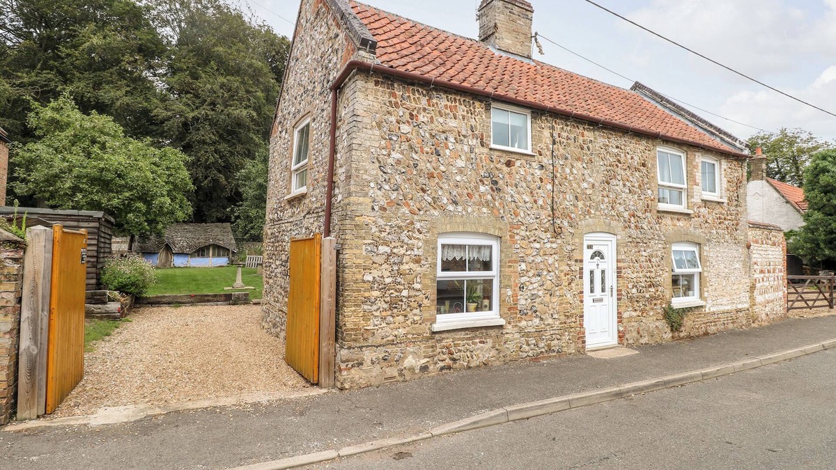 Northwold House | GARDEN HOUSE, pet friendly, character holiday cottage in Northwold