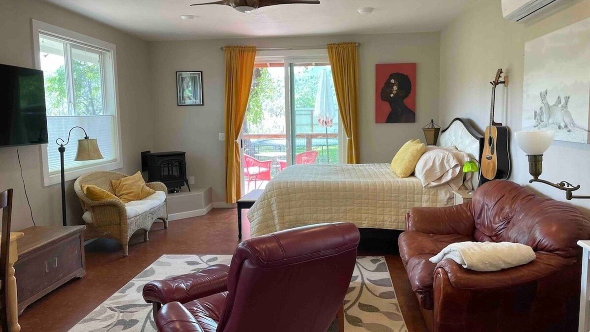 Middletown Cottage | Garden house with gas fireplace