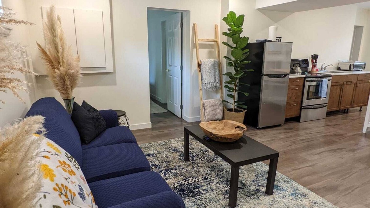 Colwood House | Garden-Level Suite in Quiet Colwood Neighbourhood