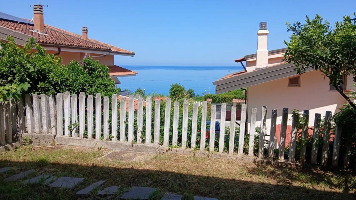Pizzo Apartment | Garden near the beach (PIEDIGROTTA GARDEN)