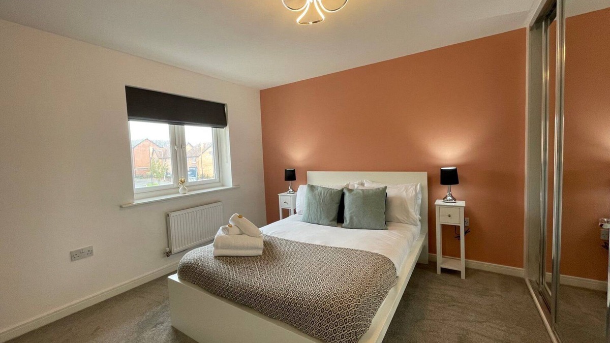 Llanwern House | Garden | Parking | 4BR