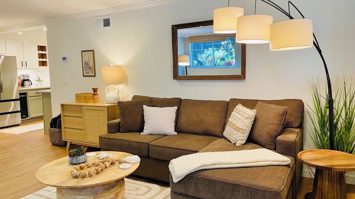 Upper East House | Garden Place Downtown near Arts & Theatre District
