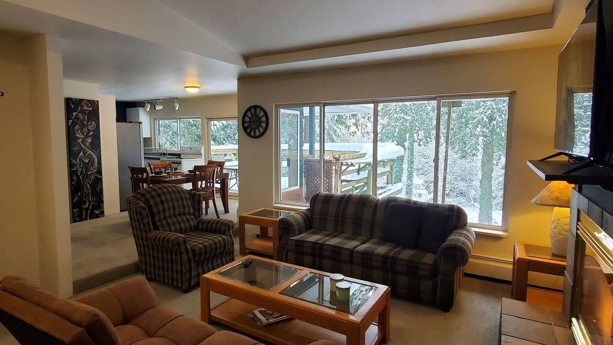 Hollyburn Apartment | Garden Retreat in West Vancouver