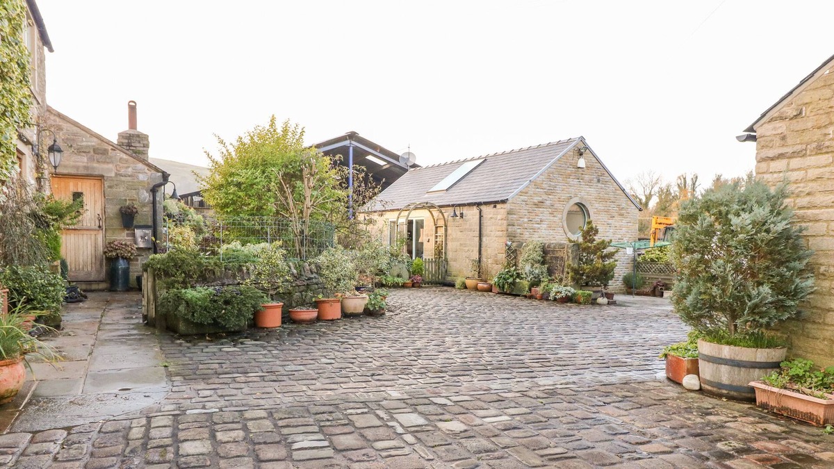 Combs Cottage | GARDEN ROOM, pet friendly, with a garden in Chapel-En-Le-Frith