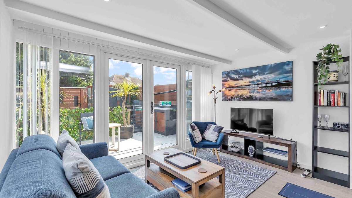 Lancing Apartment | Garden Room With Parking | By My Getaways