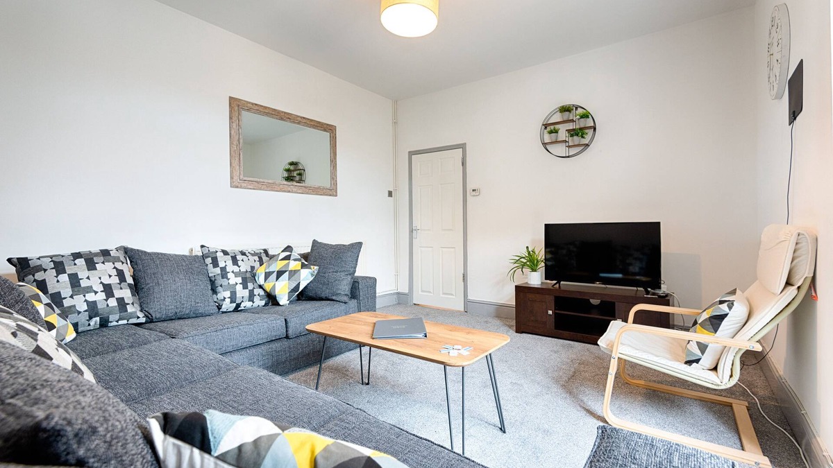 Cwmbrwla House | Garden, Spacious, Parking, TV in All Rooms!