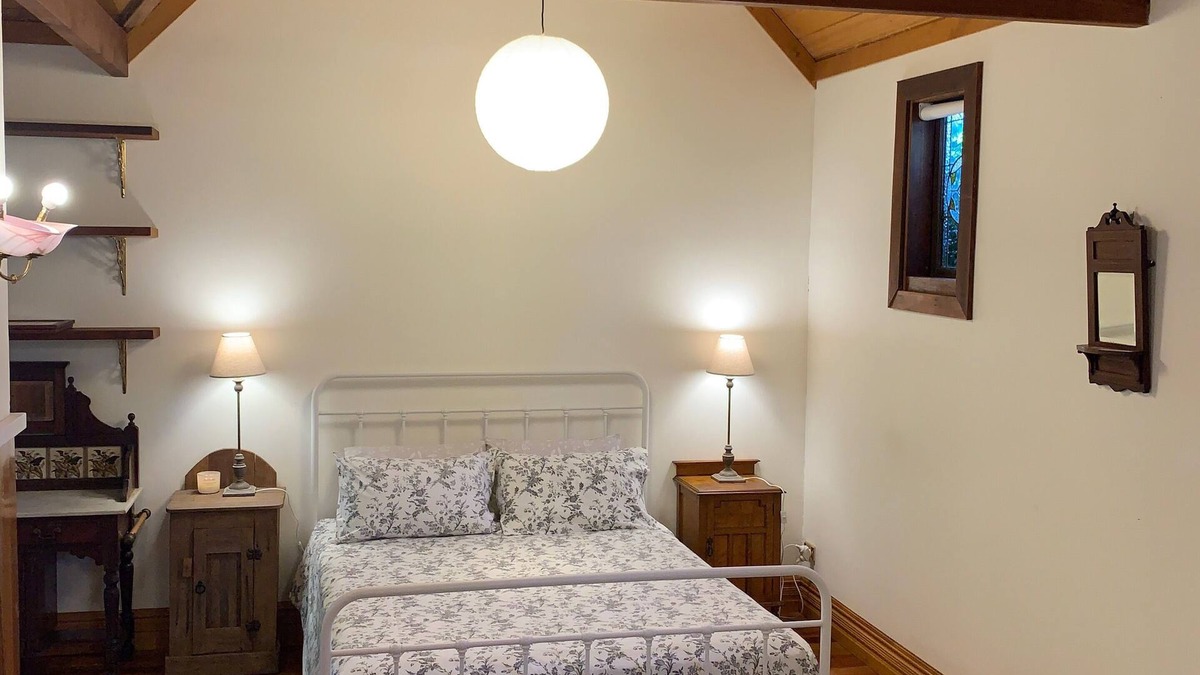 Glenbrook House | Garden Studio cabin Self contained with external bathroom
