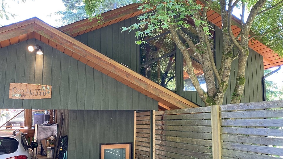 Bowen Island House | Garden suite at Casa Helena pet friendly Lisence#00000705
