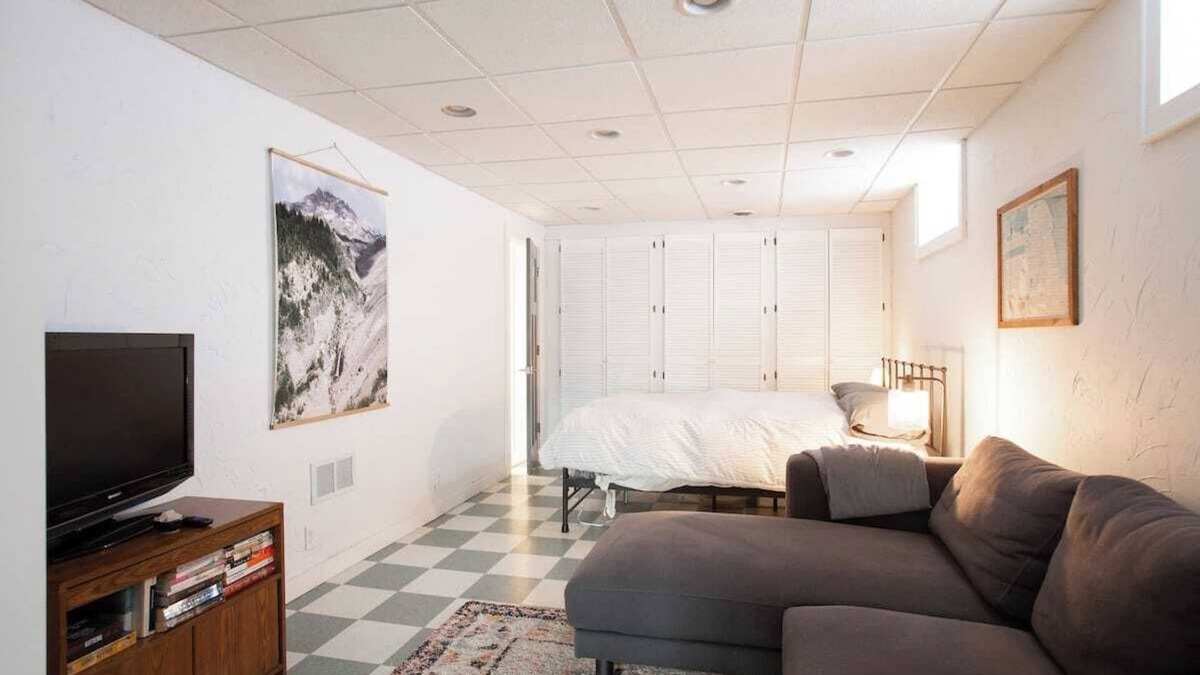 Nokomis Apartment | Garden Suite: private entrance, garage, patio, fireplace, 15m to airport/MOA