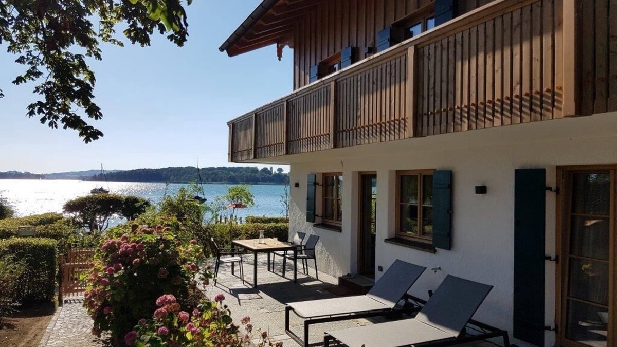 Gstadt Apartment | Garden Suite with cozy eat-in kitchen and lake view