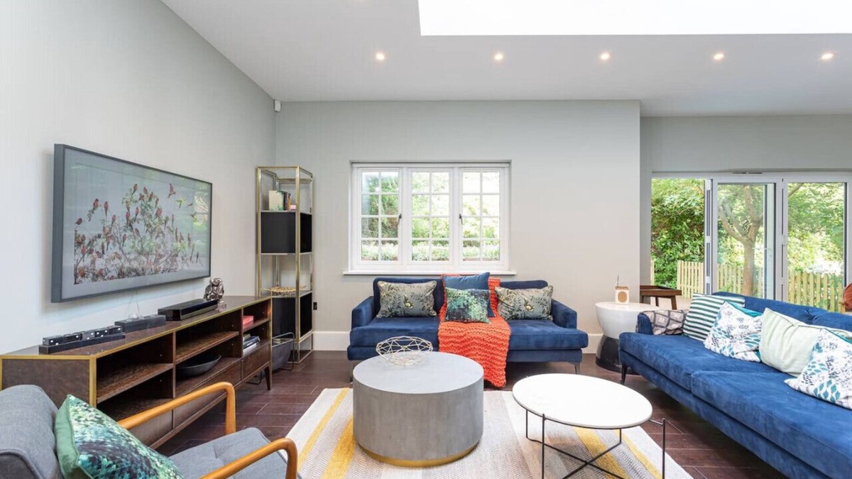 Windlesham Apartment | Garden Townhome – Cozy Office and Free Parking
