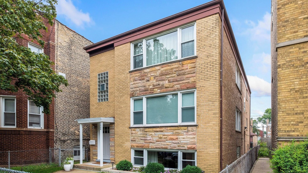 West Ridge Apartment | Garden Unit Getaway - Close to Wrigley, Andersonville, Evanston, and more!